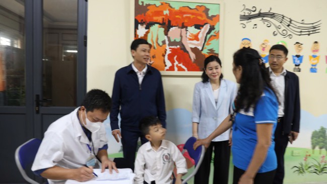 Lãnh đạo Sở Y tế, CDC Nghệ An kiểm tra, giám sát công tác tiêm chủng vắc xin phòng bệnh Sởi trên địa bàn Thành phố Vinh.