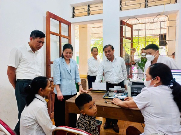 Lãnh đạo Sở Y tế, CDC Nghệ An kiểm tra, giám sát công tác tiêm chủng chiến dịch vắc xin phòng bệnh Sởi trên địa bàn huyện Tương Dương.