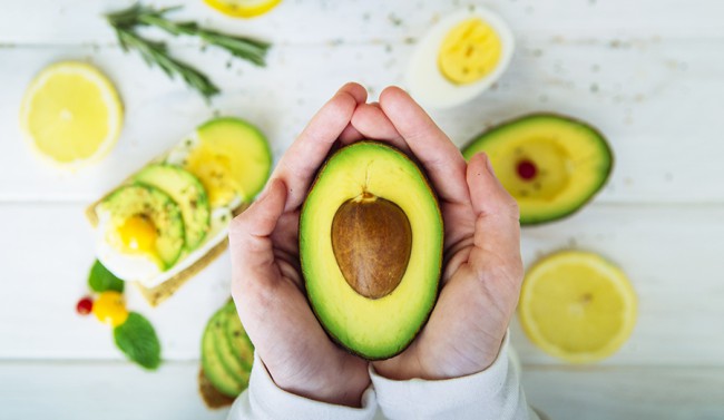 Bí quyết cải thiện lipid máu bằng cách ăn quả bơ mỗi ngày