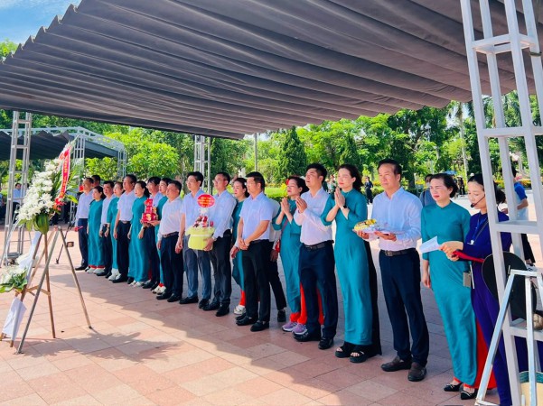 Trung tâm Kiểm soát bệnh tật tỉnh tổ chức dâng hương tri ân các Anh hùng liệt sĩ nhân kỷ niệm 78 năm ngày Thương binh liệt sỹ (27/7/1947 -27/7/2025)