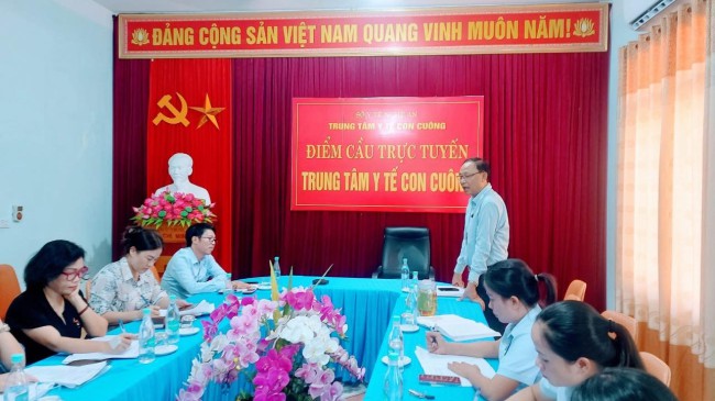 Đoàn công tác của Trung tâm Kiểm soát bệnh tật Nghệ An hướng dẫn xử lý nước, vệ sinh môi trường phòng chống dịch bệnh sau lũ lụt tại Trạm Y tế dã chiến xã Mỹ Lý
