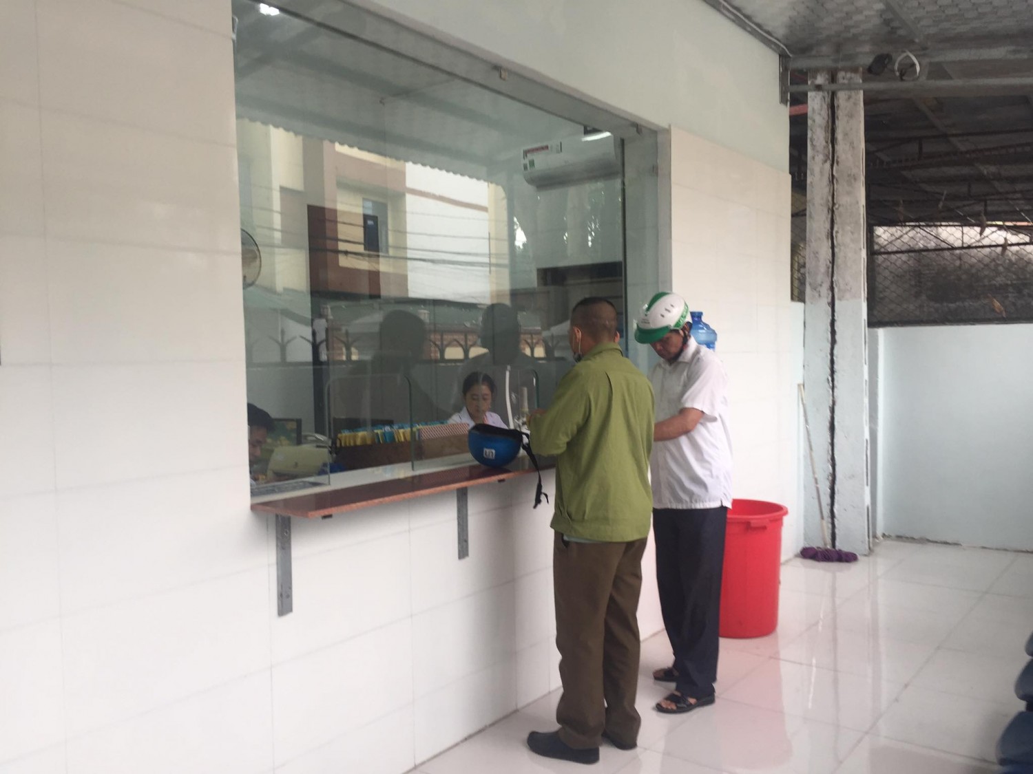 Bệnh nhân đến uống thuốc hàng ngày tại cơ sở điều trị Methadone