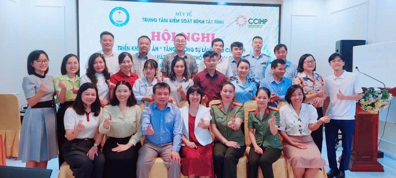 Các đại biểu chụp ảnh lưu niệm