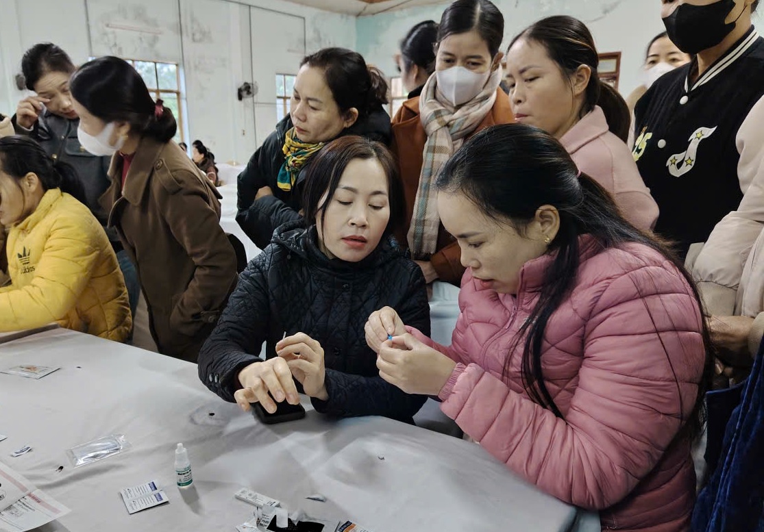 Học viên thực hành làm test nhanh sốt rét