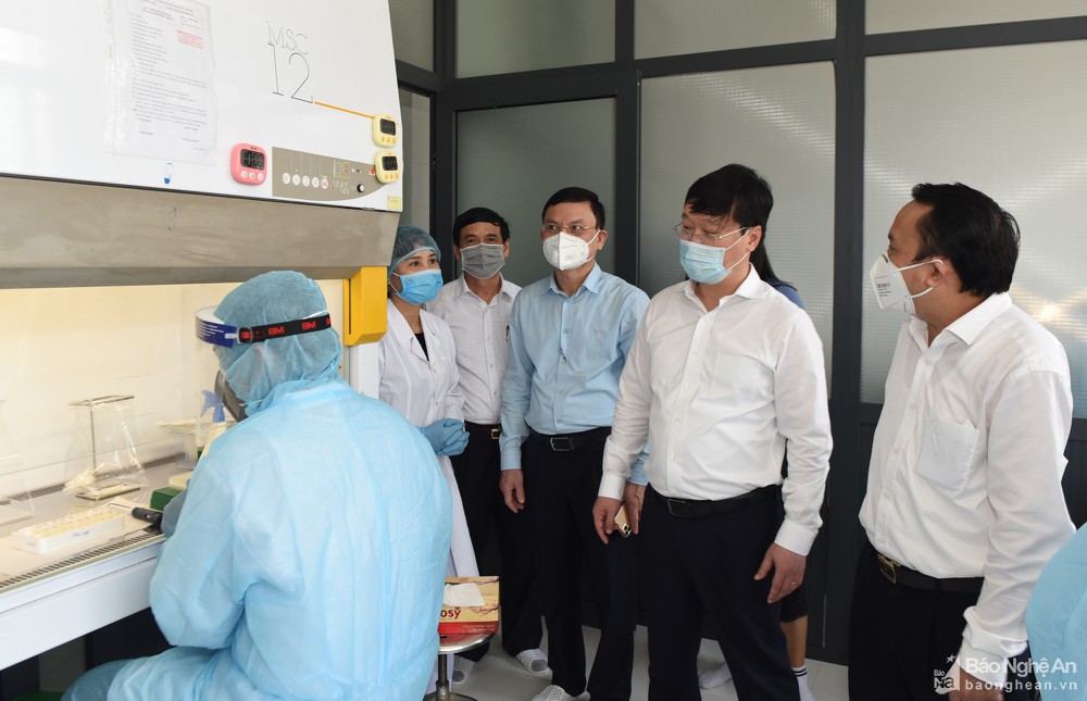 Chủ tịch UBND tỉnh Nghệ An kiểm tra, đánh giá các hoạt động phòng lapo xét nghiệm, CDC Nghệ An. Ảnh: Thanh Hoa