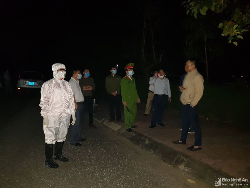 lanh dao cdc chan xe cho nguoi nghi ngo mac covid