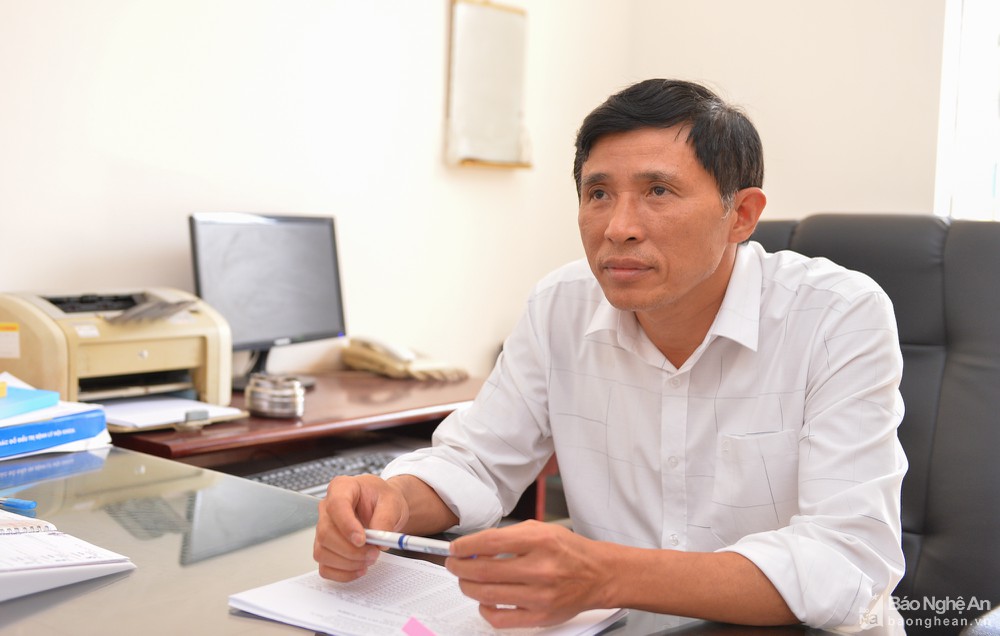 Bác sĩ Phạm Đình Du - Phó Giám đốc CDC Nghệ An cho hay: Chưa có ngày nào mà giám đốc, phó giám đốc nhận được ít hơn 100 cuộc gọi liên quan đến Covid-19. Ảnh: Thành Cường