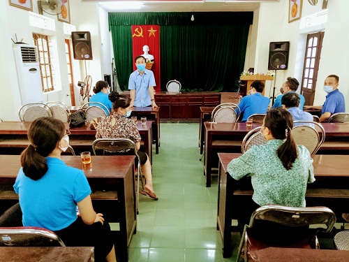Công đoàn viên chức, Hội cựu chiến binh và Đoàn thanh niên Đảng ủy khối các cơ quan tỉnh tặng quà cho cán bộ, nhân viên y tế Trung tâm Kiểm soát bệnh tật tỉnh.